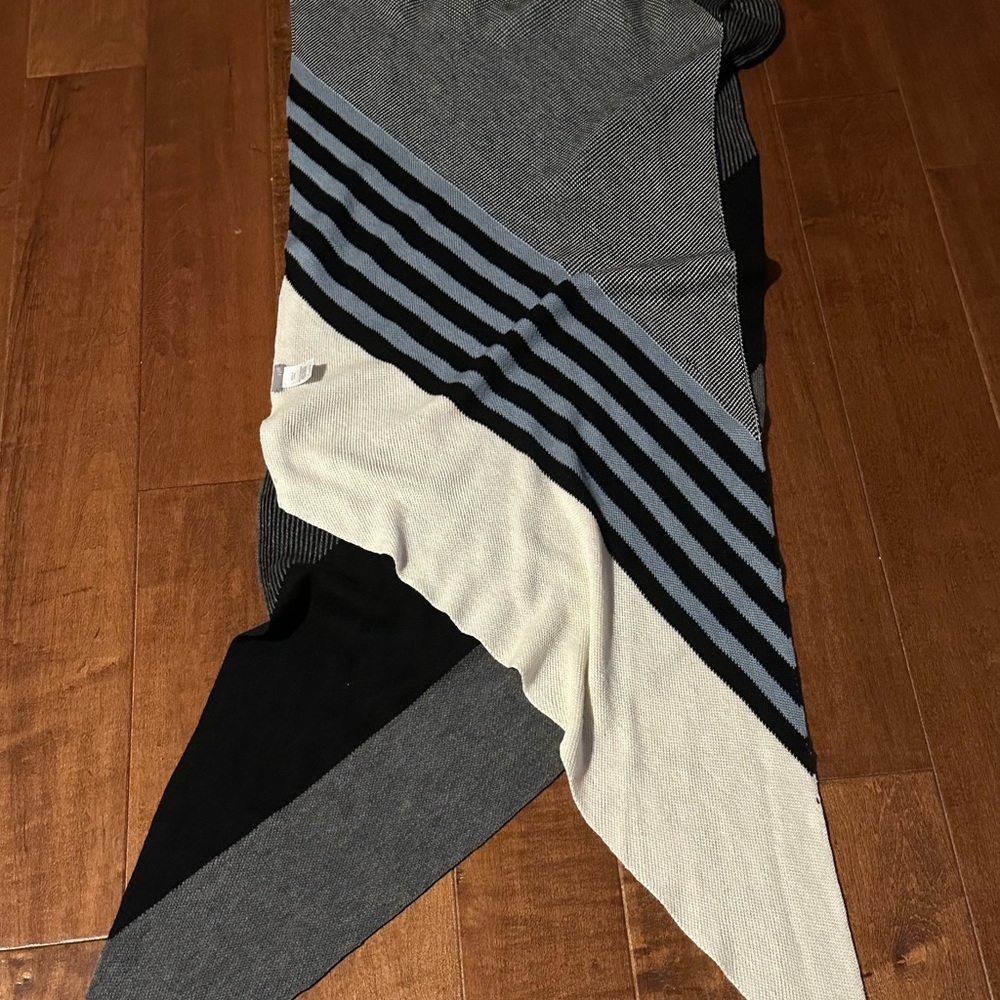 J. JILL  Women's Knit Stretch Scarf Black/Gray/White/Blue   26”Wx108”L.  Tapered